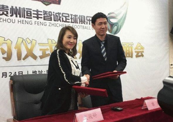 吴鑫听到这，忍不住问道：爸，你不跟我一起去医院吗？吴东海道：我今天还有很多事情要处理，眼下我们既然和宋家掰了，就肯定得另寻一个落脚之处，我准备去一趟香格里拉，到那里定一间总统套房，顺便也去拜会一下香格里拉的老板陈泽楷，你们看完手之后，就直接来香格里拉找我，到时候我会跟你们仔细说说我的计划。